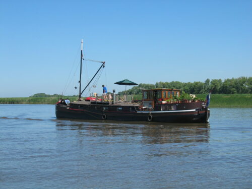 Mit dem Wohnschiff in der Haseldorfer Nebenelebe