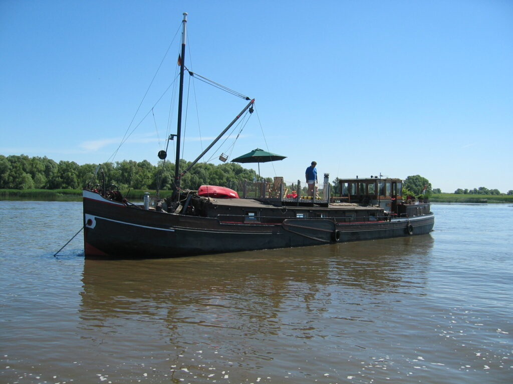 Leben auf dem Wasser, Wohnschiff "Libje", das fahrende Hausboot